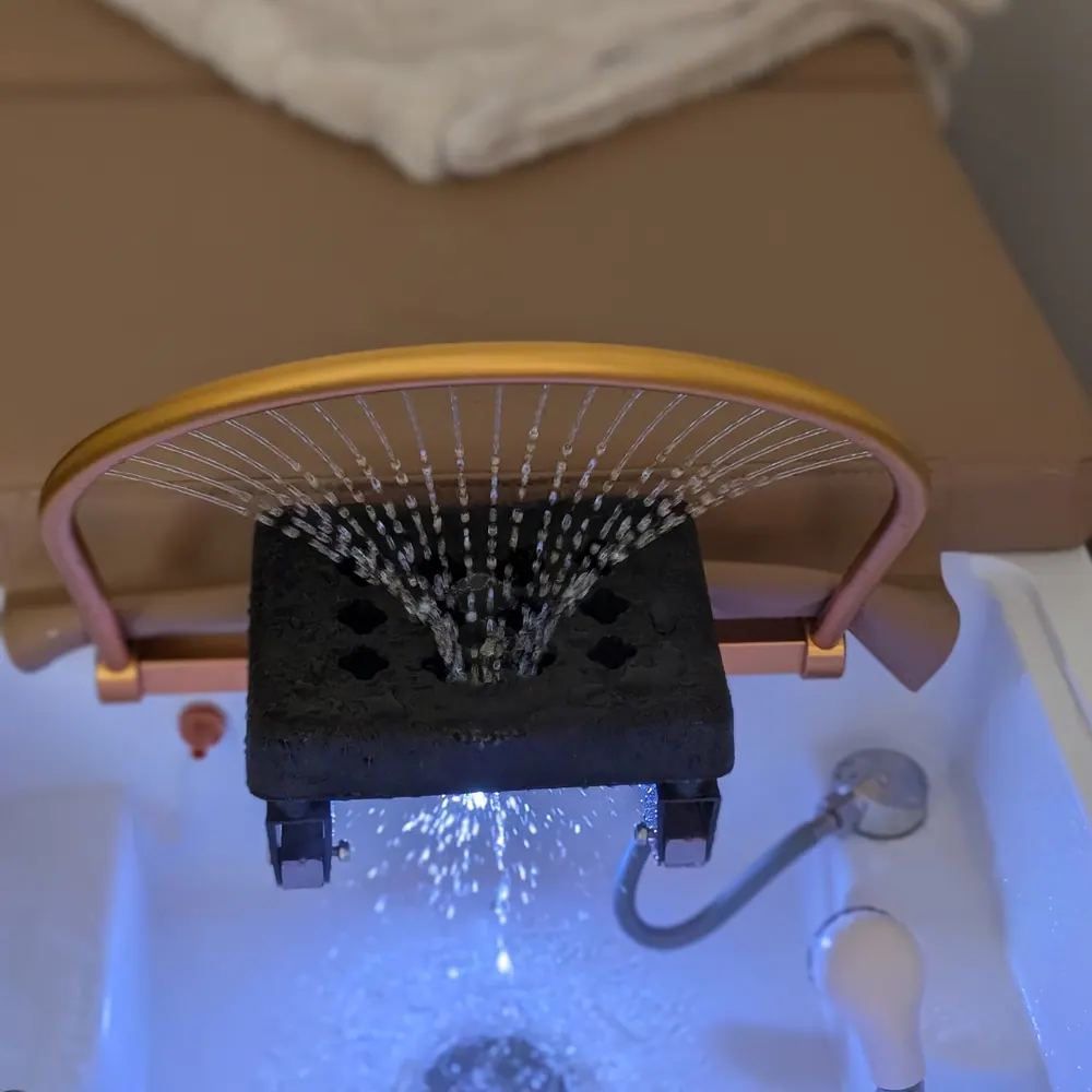 Head Spa mit Wasserfallbogen im Salon Glücklichmachair