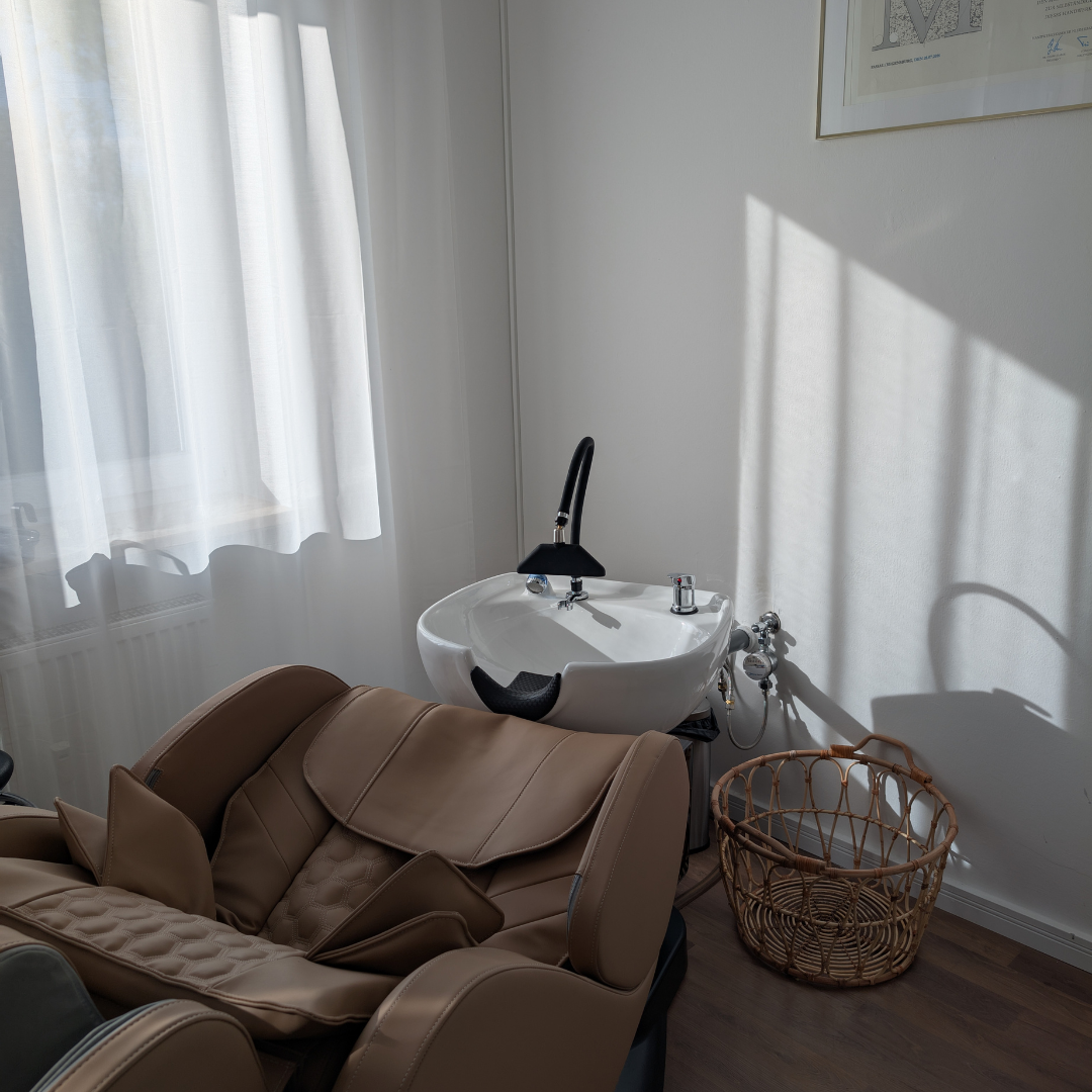 Glücklichmachair Salon – Waschbereich mit Massagesessel