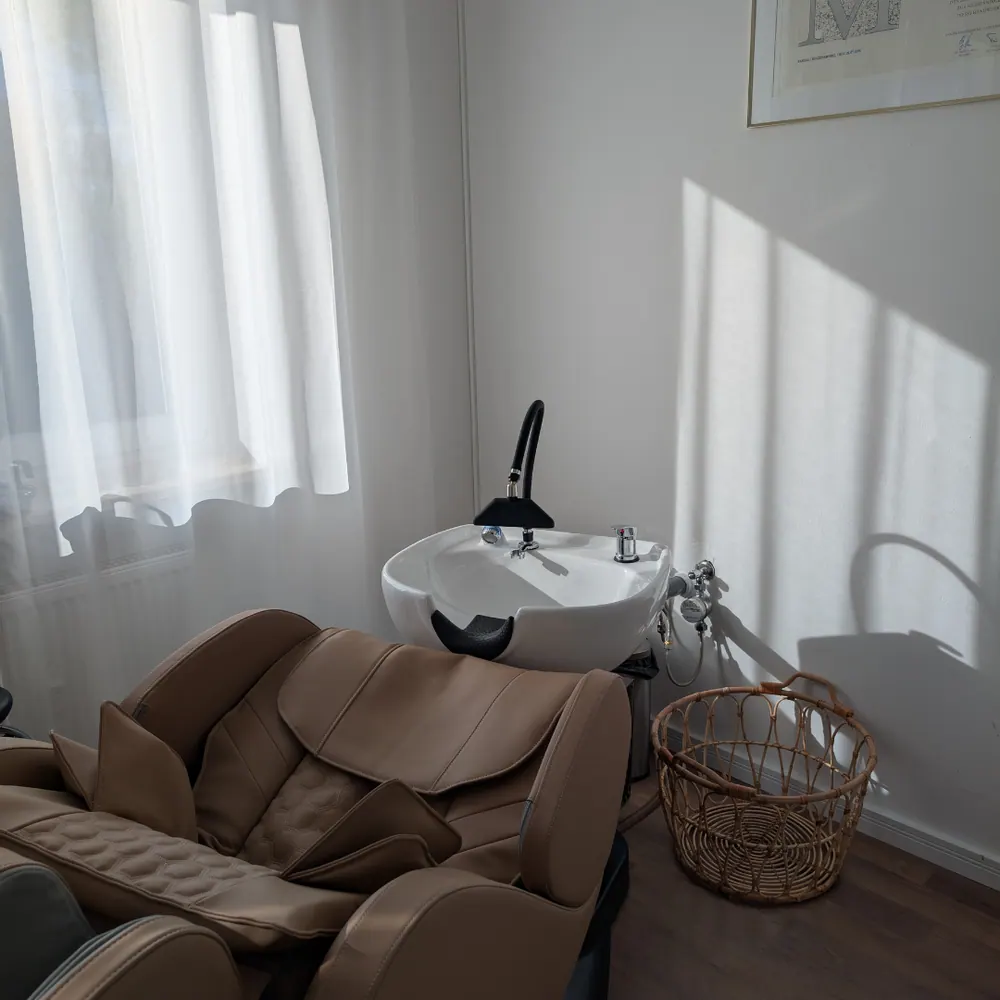 Glücklichmachair Salon – Waschbereich mit Massagesessel