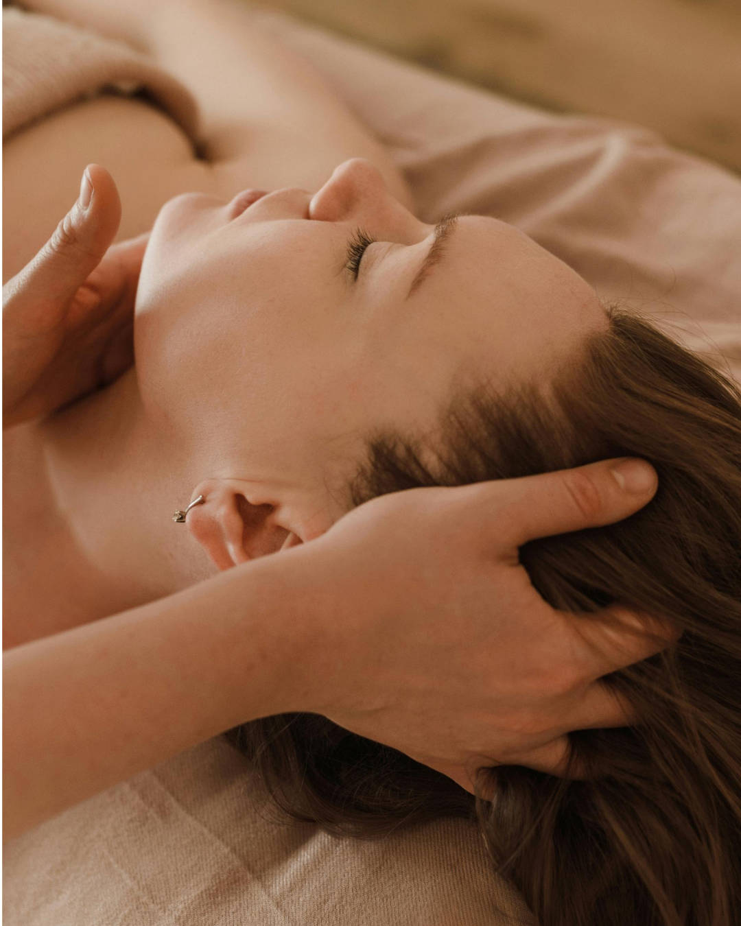Ayurvedische Gesichtsmassage an Kopf und Nacken