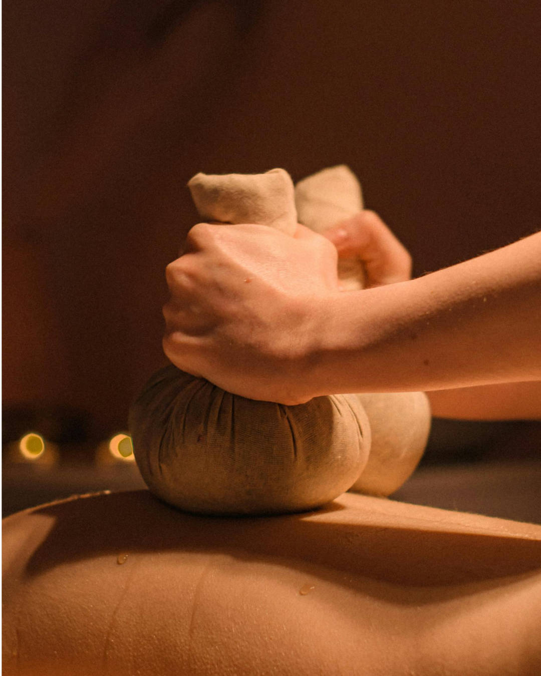 Kräuterstempelmassage mit warmen Kräuterstempeln