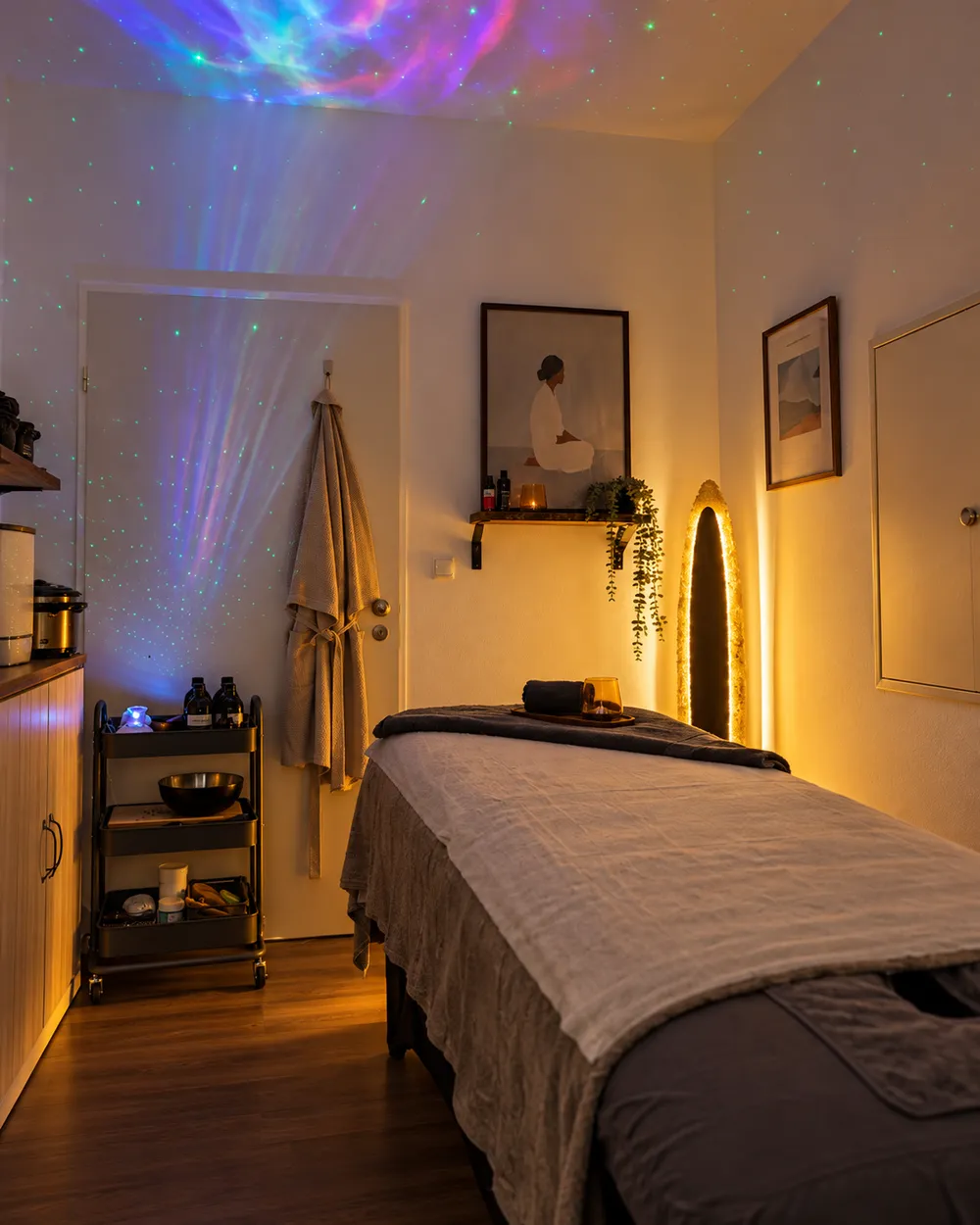 Massageraum bei Glücklichmachair mit Massageliege und warmem Licht